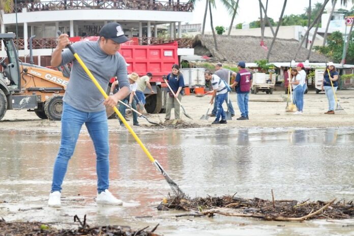 Inicia limpieza de playas afectadas por 'Erick' en Oaxaca