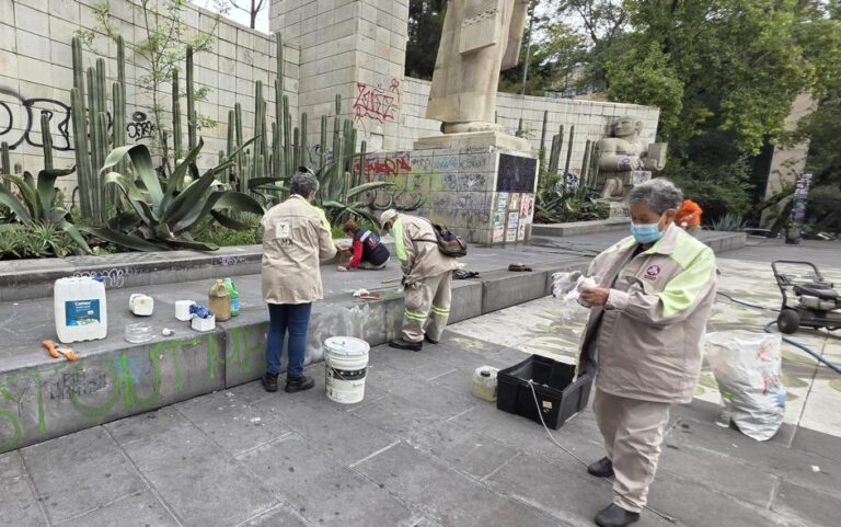 Limpian y conservan Monumento a la Madre bajo supervisión técnica del INBAL