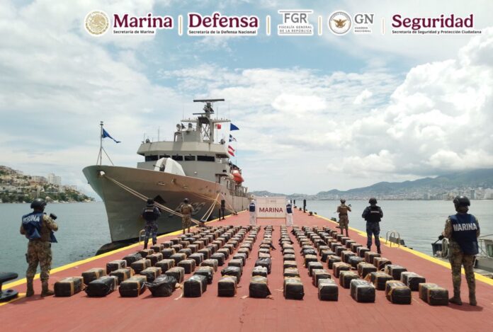 Marina asegura semisumergible con más de 3.5 toneladas de cocaína frente a costas de Guerrero