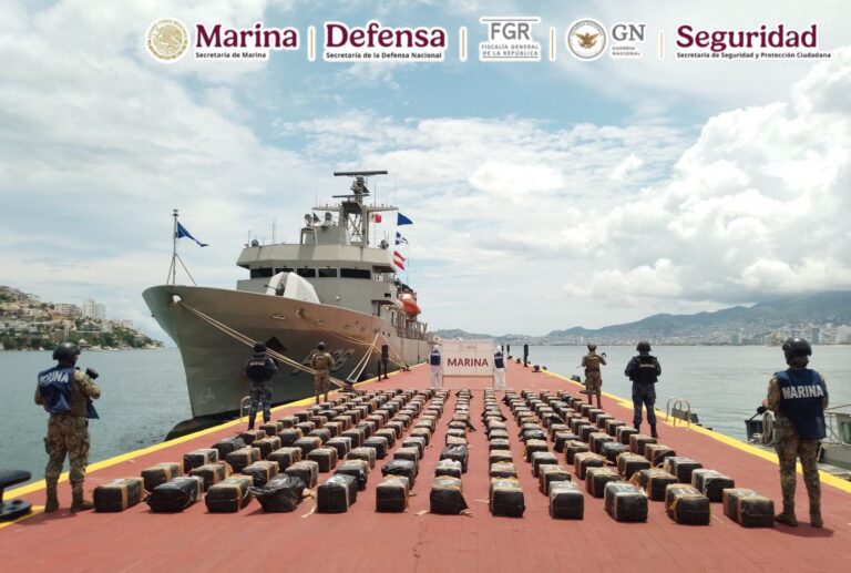 Marina asegura semisumergible con más de 3.5 toneladas de cocaína frente a costas de Guerrero