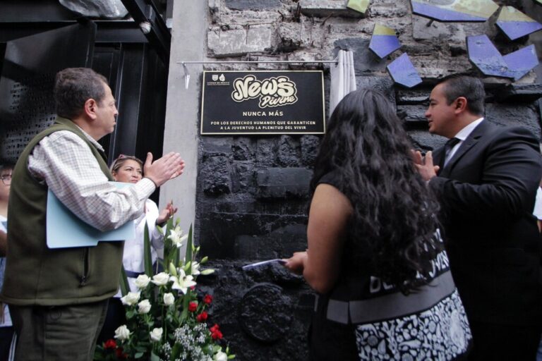 Revelan placa en memorial del New’s Divine y exigen justicia sin descanso