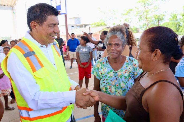 Salomón Jara supervisa distribución de ayuda en la Costa oaxaqueña