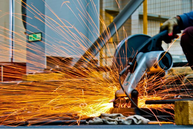 Trump eleva al 50 por ciento los aranceles al acero y aluminio