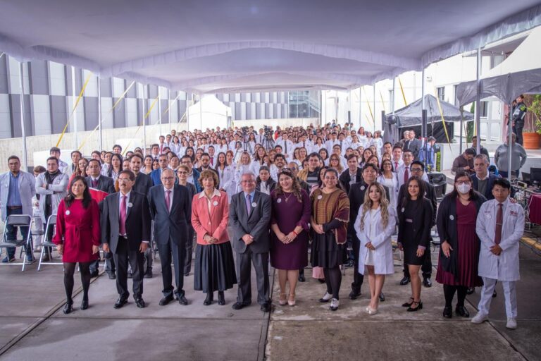 Unisa impone batas blancas a 229 futuros médicos de vocación comunitaria
