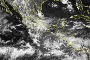 Vigilan la formación de dos posibles ciclones en México