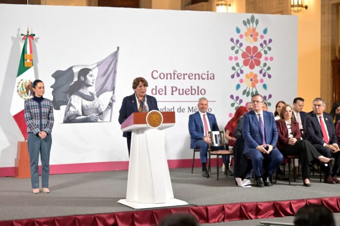El Polo de Bienestar en Nezahualcóyotl se ubicará cerca de viviendas, escuelas, hospitales y transporte público, mejorando el acceso a oportunidades laborales para personas sin empleo. Durante su participación, la Mandataria mexiquense agradeció el respaldo de la Presidenta Claudia Sheinbaum Pardo y del Secretario de Economía, Marcelo Ebrard Casaubón, por incluir al Estado de México en este programa que, dijo, reafirma el compromiso del Gobierno Federal con el desarrollo del país. Los Polos de Bienestar buscan convertir zonas urbanas marginadas en motores de desarrollo económico y social mediante inversión en infraestructura, formación técnica y conexión con cadenas productivas. Otros 13 Polos de Bienestar se desarrollarán en ciudades de Chiapas, Oaxaca, Veracruz, Puebla, Sonora y Yucatán, con vocaciones específicas como agroindustria, manufactura, tecnologías limpias, turismo comunitario y economía social. Funcionarios de la Secretaría de Economía destacaron que el caso de Nezahualcóyotl podría convertirse en modelo replicable para otras zonas metropolitanas del país, al combinar inversión pública, participación ciudadana y vinculación con el sector productivo.