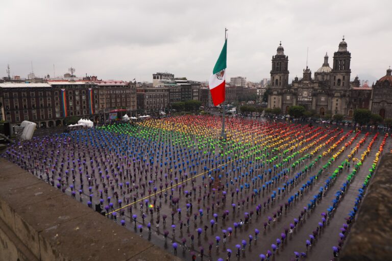 Zócalo se llena de colores con bandera gigante en el mes del orgullo