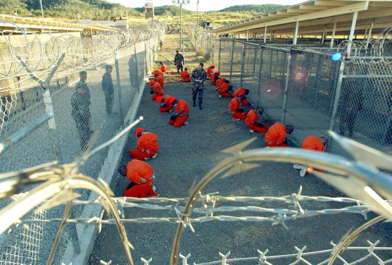 Plantea Donald Trump enviar migrantes a Guantánamo