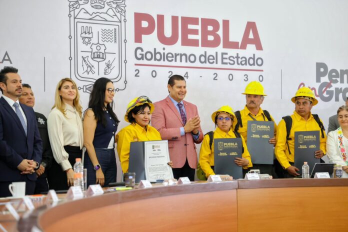 Alejandro Armenta anuncia plan de vivienda para policías, bomberos y combatientes