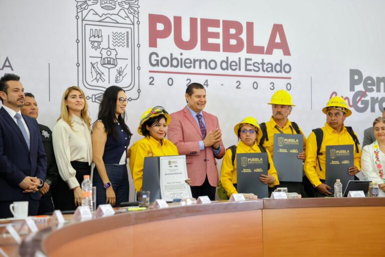 Alejandro Armenta anuncia plan de vivienda para policías, bomberos y combatientes