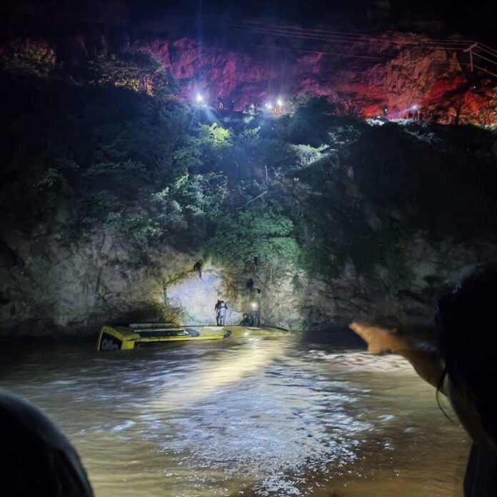 Autobús de pasajeros cae a un río en Guerrero; hay al menos 7 muertos