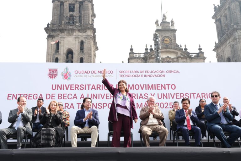 Clara Brugada anuncia más de 100 mil becas para estudiantes en 2026