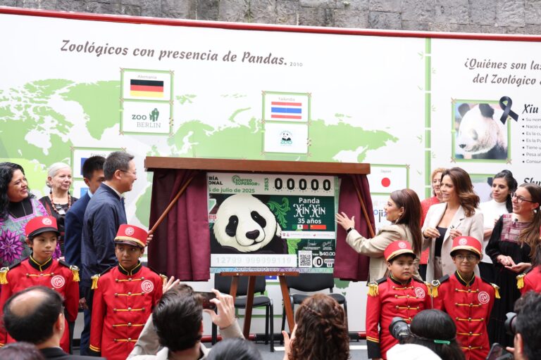Clara Brugada encabeza homenaje a Xin Xin con billete de Lotería Nacional por sus 35 años
