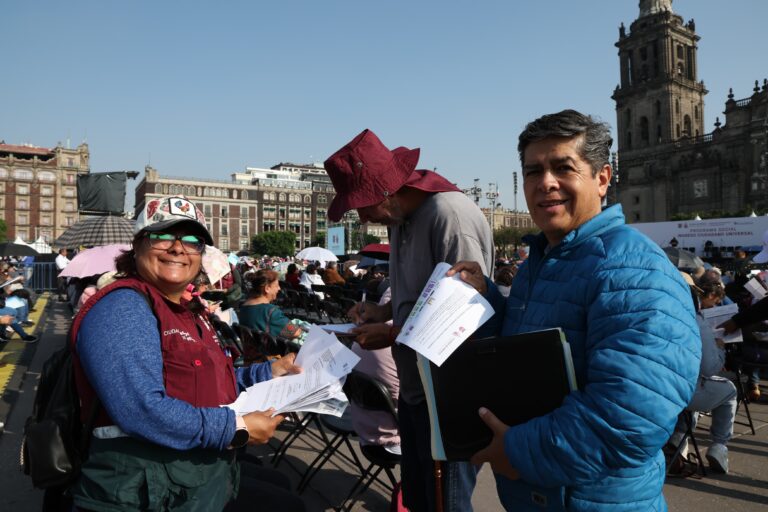Clara Brugada entrega apoyos de $2,000 a miles de adultos en CDMX