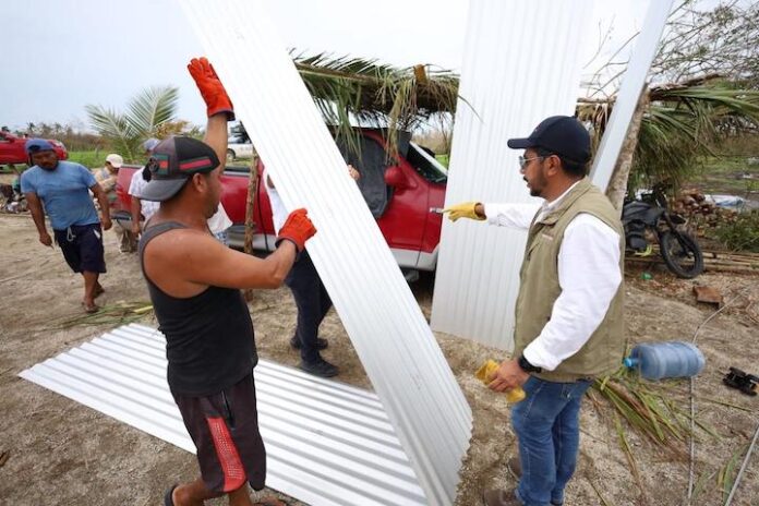 Entregan más de 12 mil láminas a afectados por 'Erick'