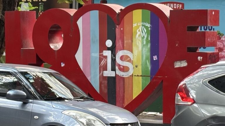 Trabajadores de la Zona Rosa capacitados para prevenir actos de discriminación en establecimientos mercantiles: Carlos Villalobos