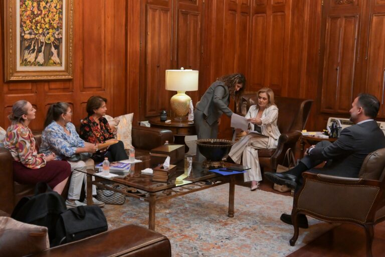 Maru Campos se reúne con activistas y colectivos de mujeres