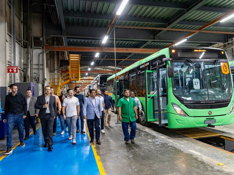 Samuel García supervisa producción de unidades de transporte Volvo-Marcopolo