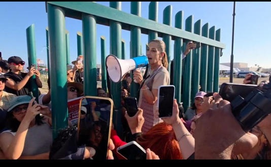 Transportistas y trabajadores de salud protestan en visita de Sheinbaum a BCS