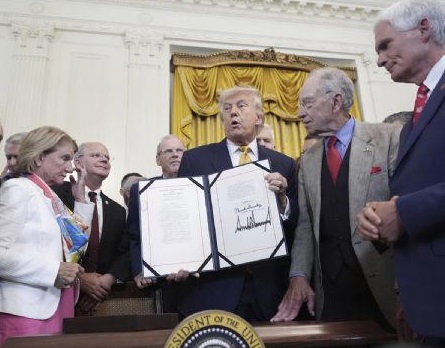 Cárteles ejercen “tremendo control” sobre México: Trump; firma ley contra fentanilo