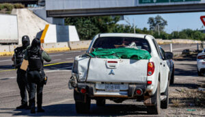 Abandonan camioneta con varios cuerpos en carretera de Sinaloa