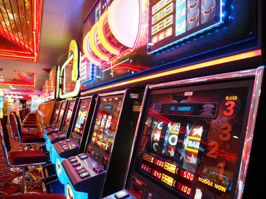 Por qué algunos slots retienen jugadores durante años y otros desaparecen en pocos meses