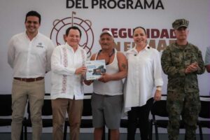 Pescadores de Yucatán reciben radios de emergencia y certeza jurídica antes de la pulpeada