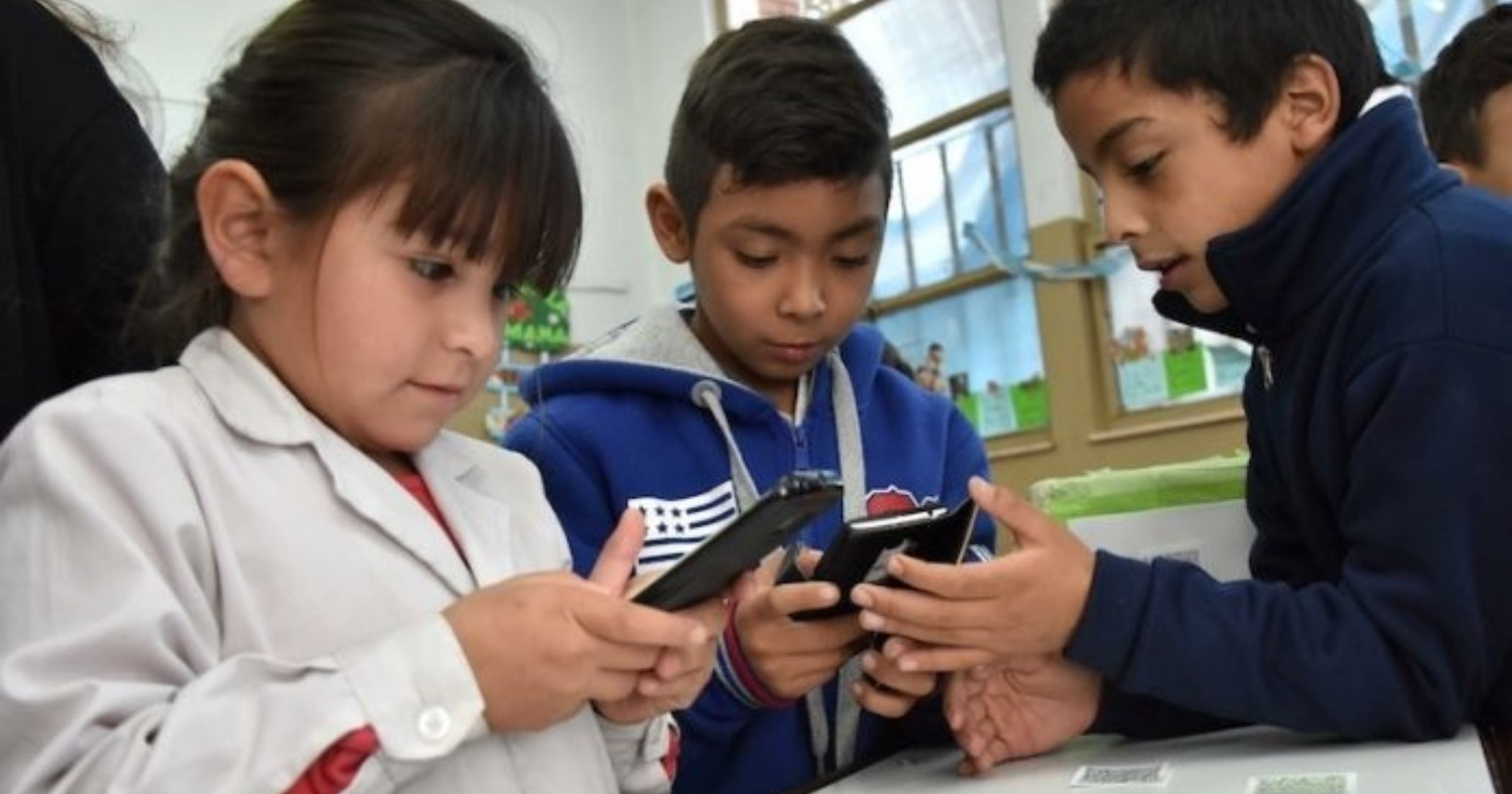 Regular celulares en escuelas busca fortalecer la concentración y convivencia estudiantil